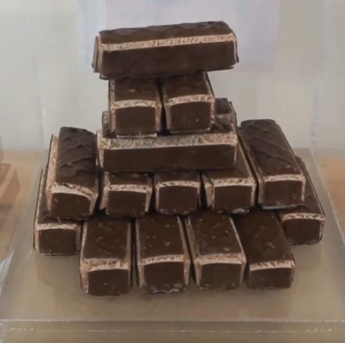 Suklaavaahtokarkkipatukat turpoavat tyhjiössä