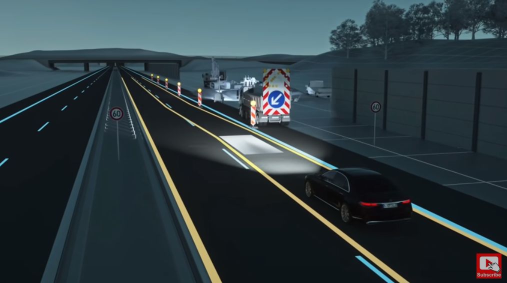 Työmaa-alueella tiehen projisioidaan auton leveyden näyttävä valosuorakaide