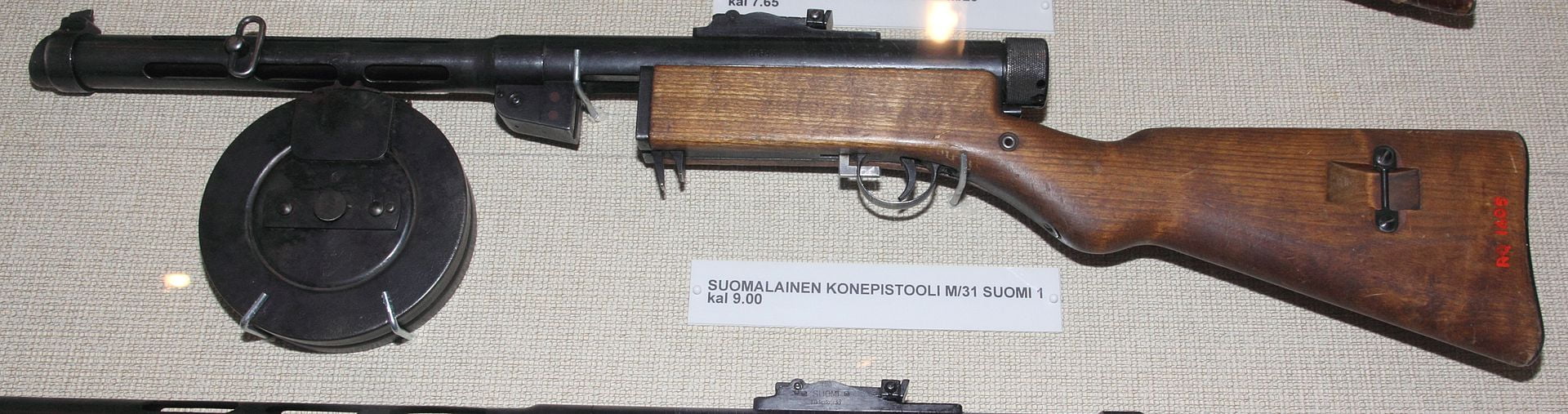 Suomi-konepistooli Imatran rajamuseossa.